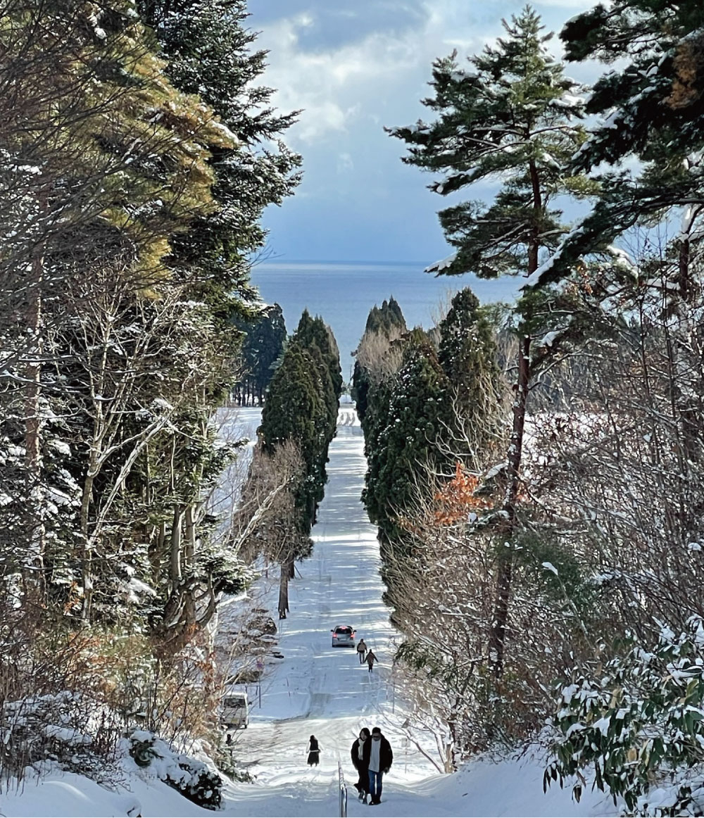 今月のよみもの：朝カフェ『トラピスト修道院の並木道 はっきり写った航空写真』＆あささんぽみち『ポストを見るたびに思い出す 恩師の言葉』