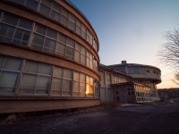 よみもの「解体寸前の方針変更、残った円形校舎」の見出し画像です