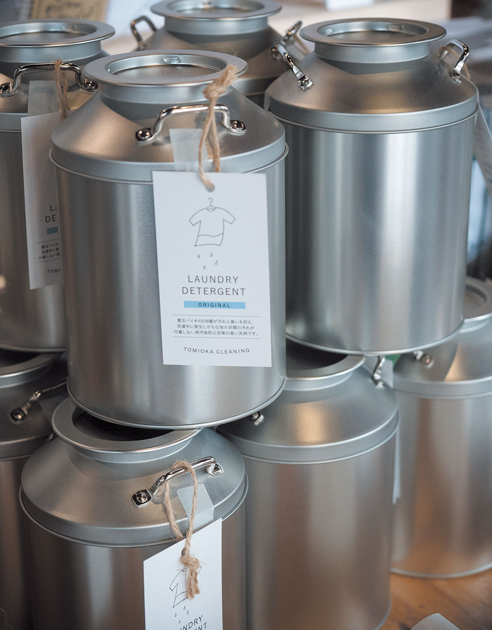 洗剤は特注のミルク缶入りがギフトにも人気。詰め替え用もある。